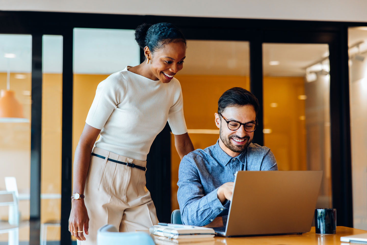 Financial professional helping employee with financial wellbeing planning at work