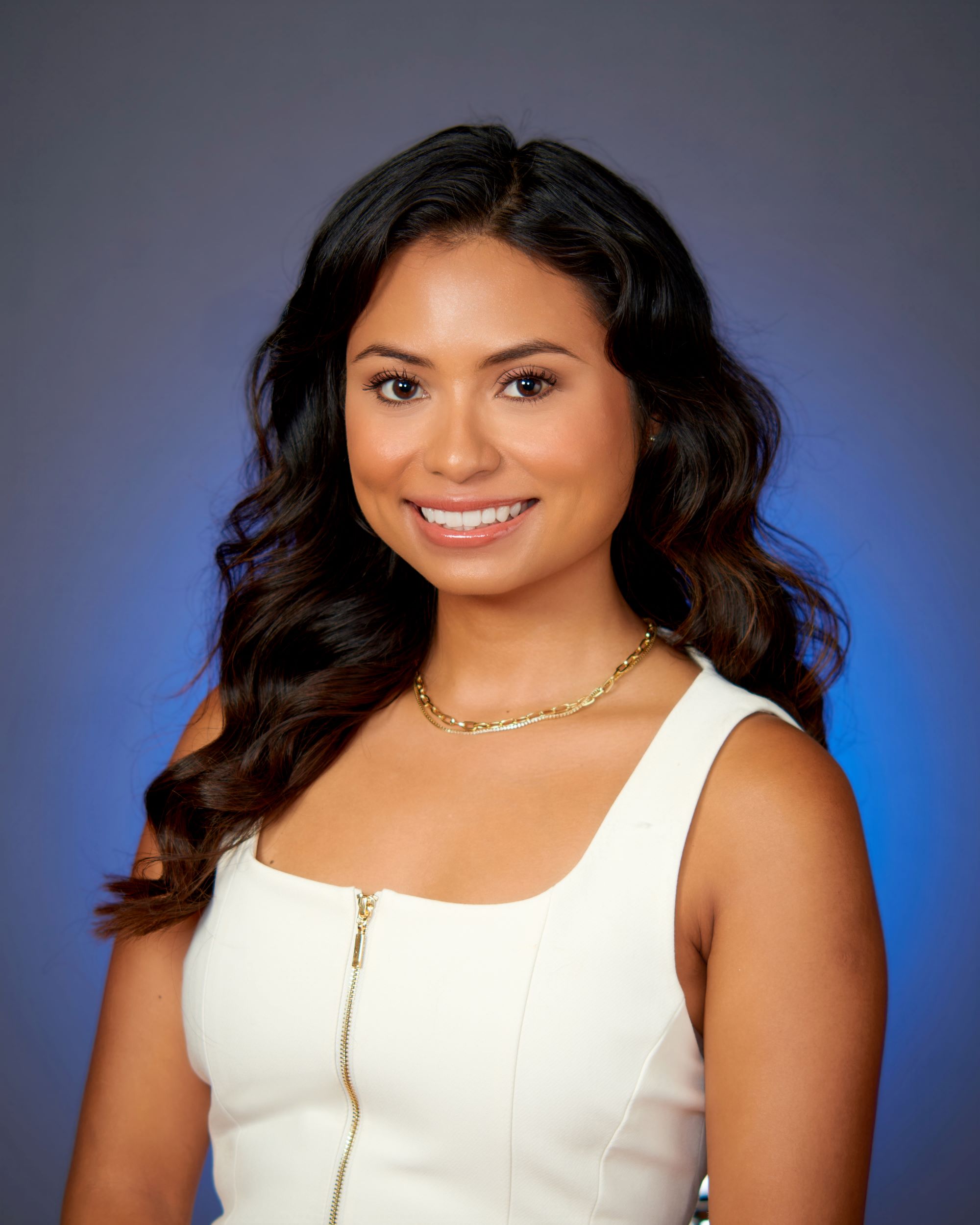 Julie Nolasco Headshot