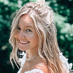 headshot- libby
