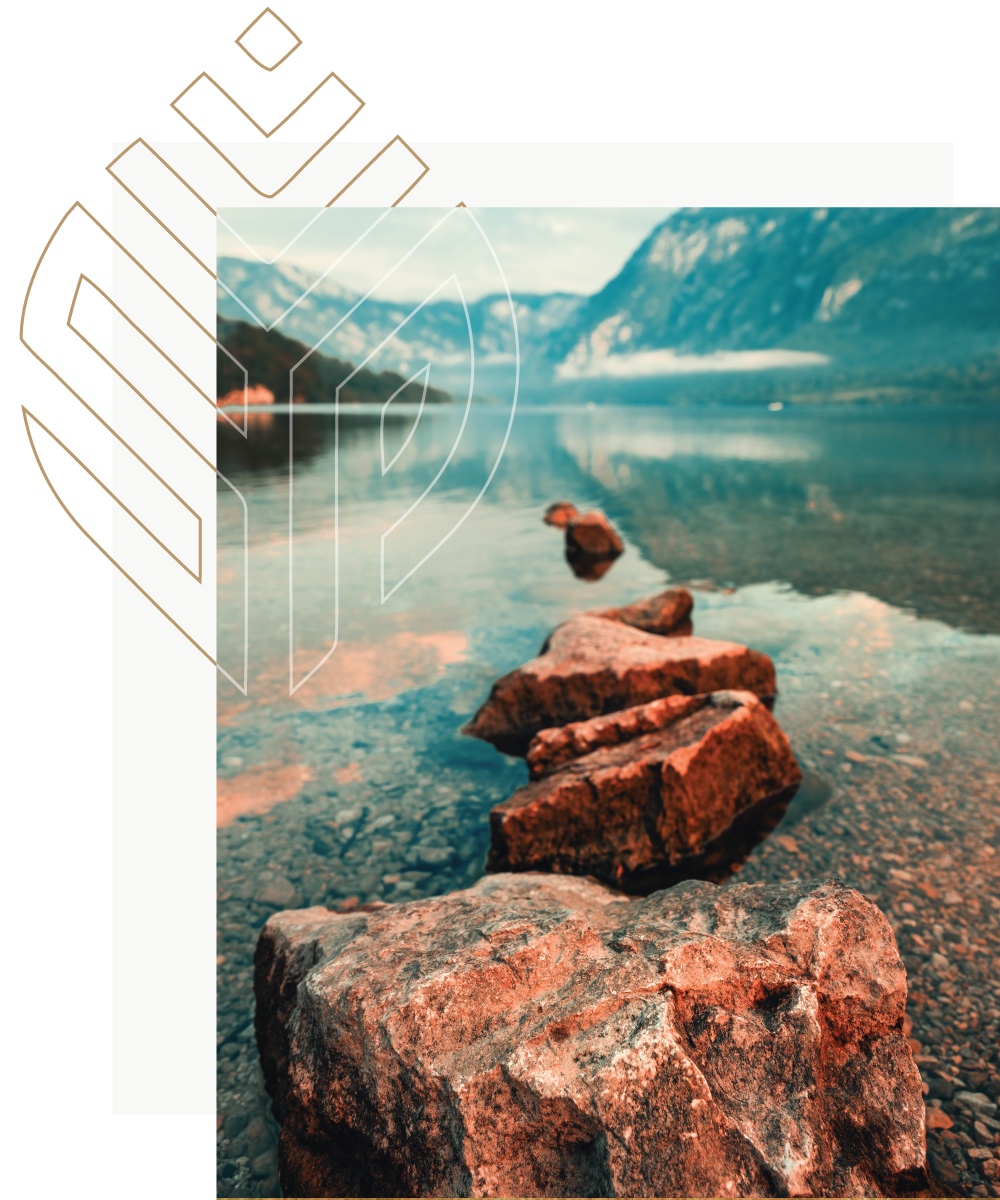 Photo of rocks in the lake