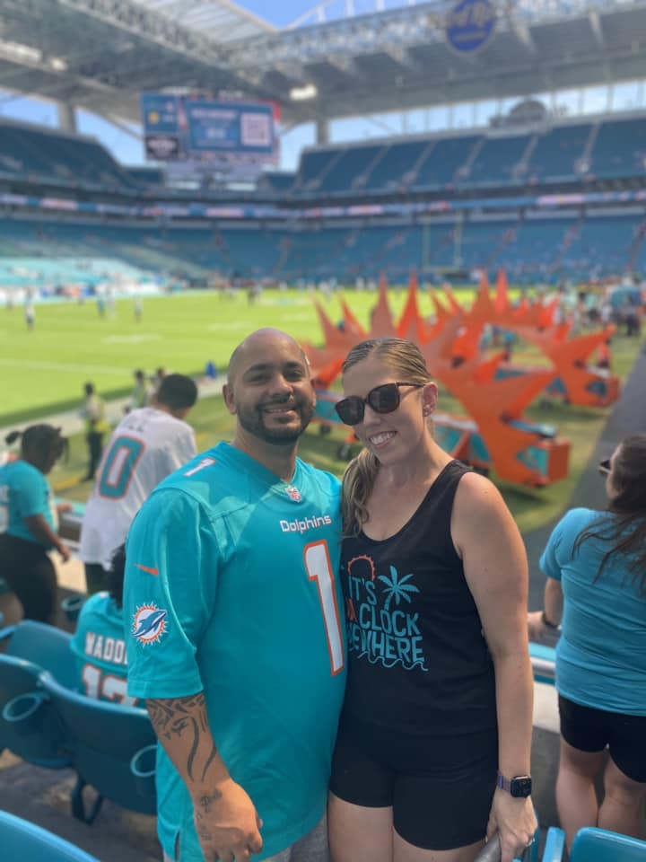 Eliseo 1 > Eliseo and wife at a sports game