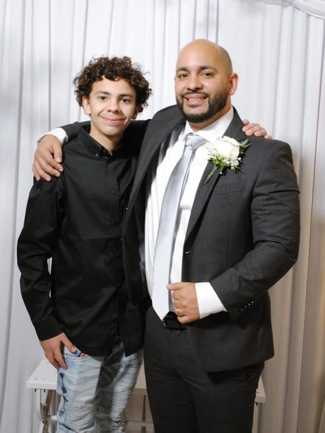 Eliseo 4 > Eliseo and young man