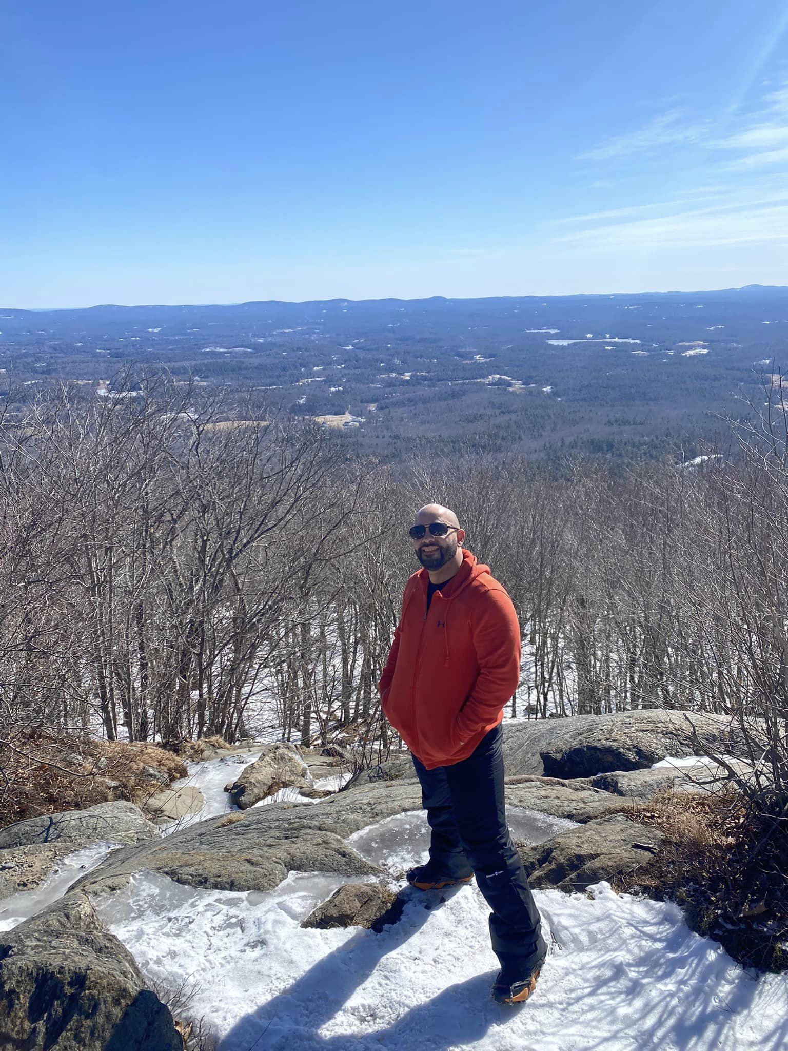Eliseo 5 > Eliseo standing on a snowy rock